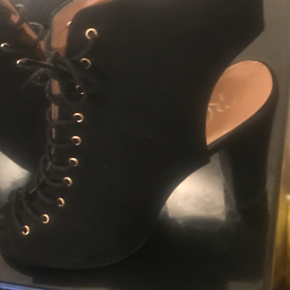 Shoes - Picture 5 of 5